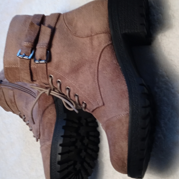 Beautiful Brand New Boots - Picture 2 of 14